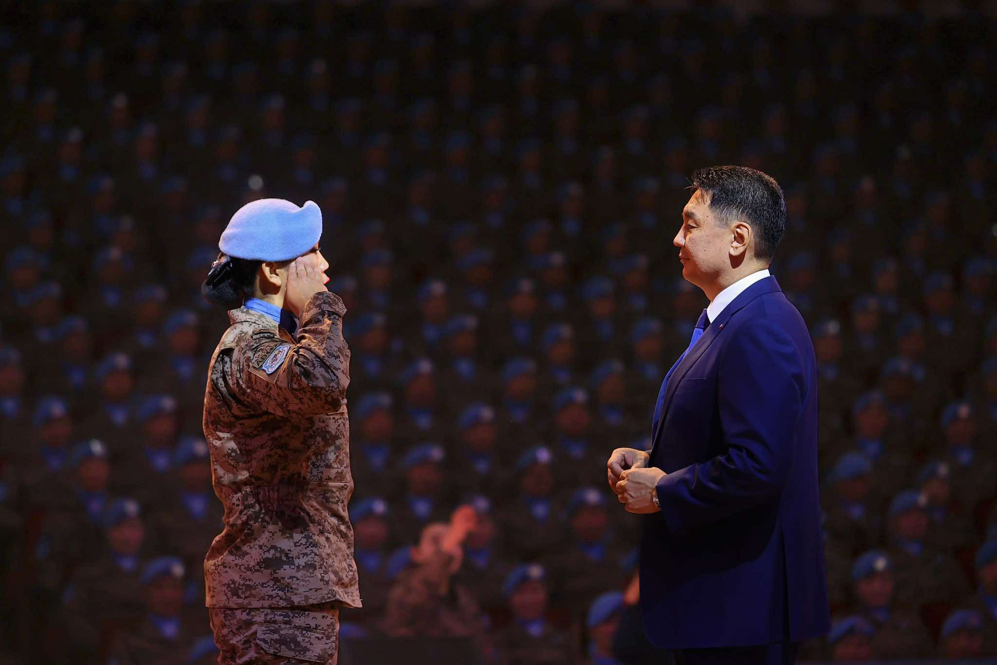 Монгол Улсын Ерөнхийлөгч У.Хүрэлсүх Энхийг сахиулагчдад төрийн одон, медаль гардууллаа